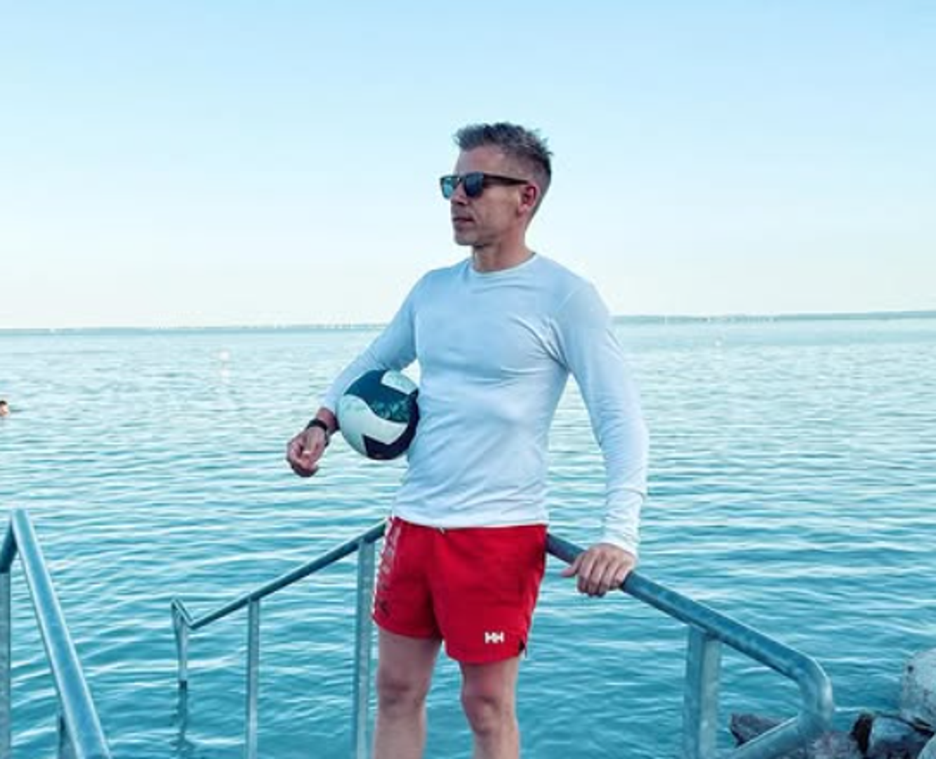 Drugi ističu kako bi i Sjedinjene Američke Države trebale slijediti takav primjer i izabrati “mlađeg lidera umjesto trenutačnog starijeg predsjednika”. 