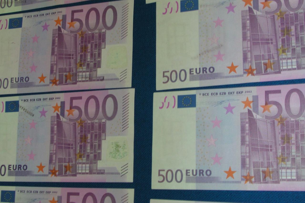 \'za podravinu...10.5.2004...bjelovar...novac... krivotvoreni...euri...nisu...stigli...do...kupaca... snimio: zeljko rukavina\'