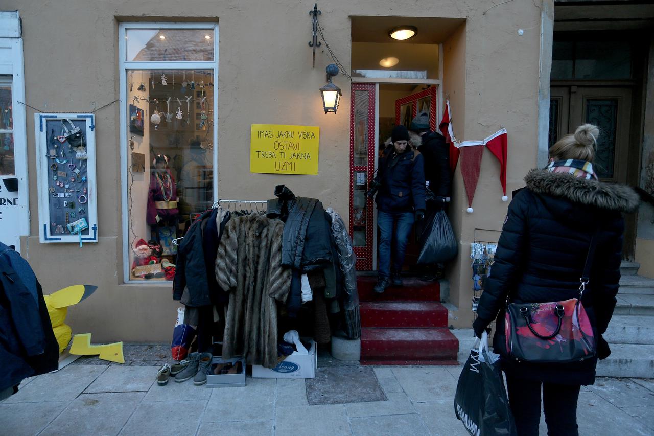 10.01.2017.,Zagreb - Ispred ducana PMS odrzala se humanitarna akcija u kojoj gradjani mogu ostaviti svoje jakne za beskucnike.  Photo: Dalibor Urukalovic/PIXSELL