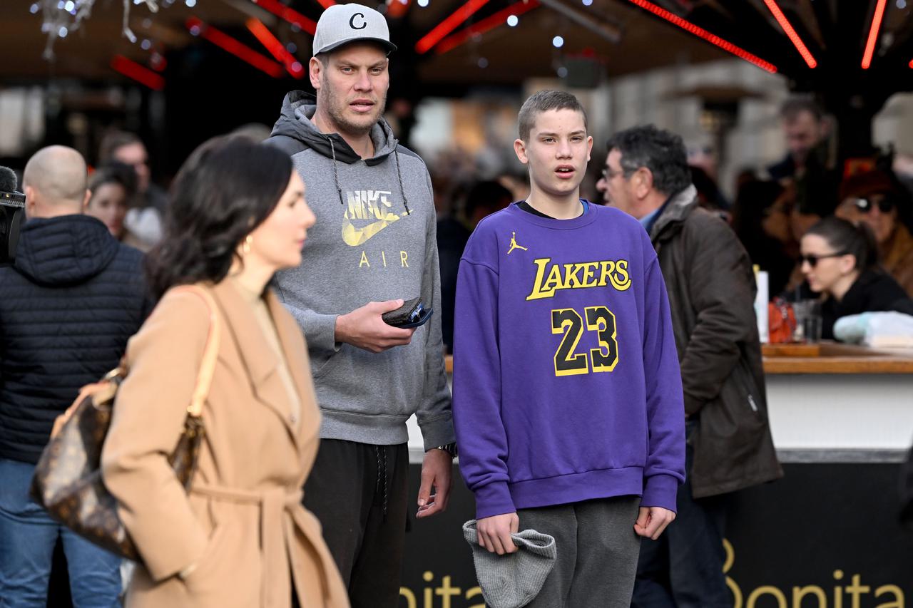 Zagreb: Bivši košarkaš Nikola Garma sa sinom Tonijem 