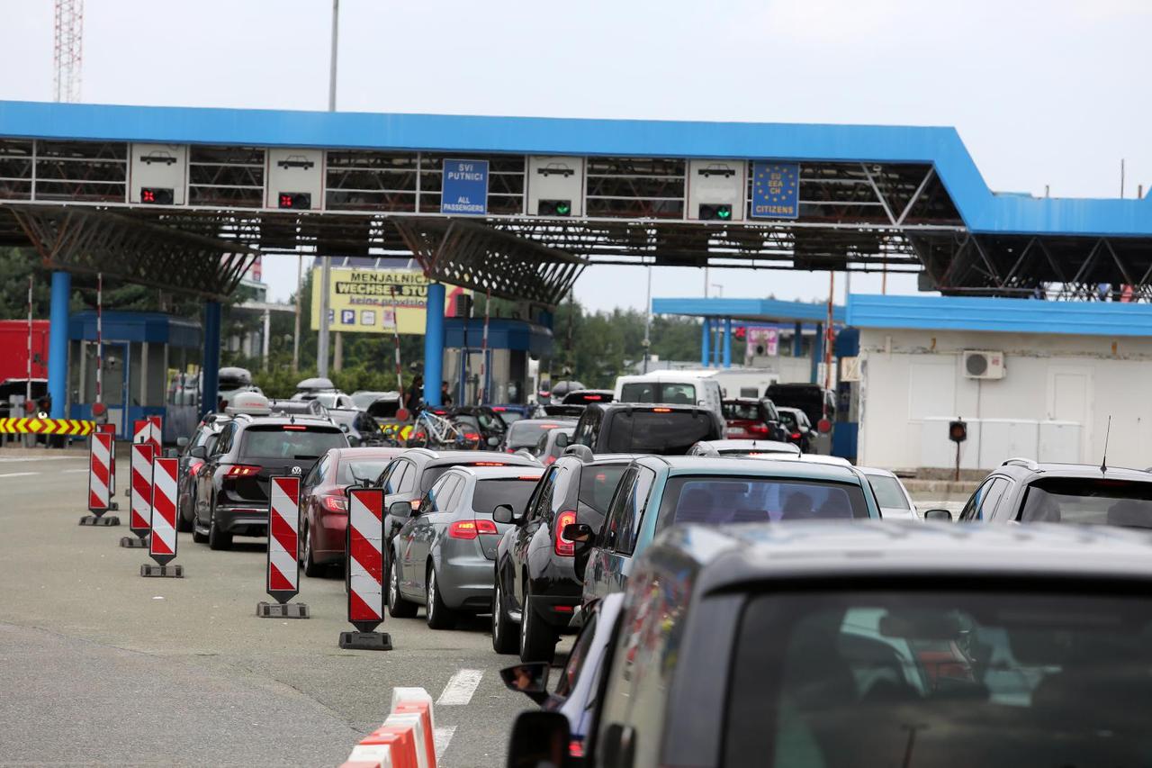 Kolone vozila na izlazu iz Hrvatske na graničnom prijelazu Rupa prema Sloveniji