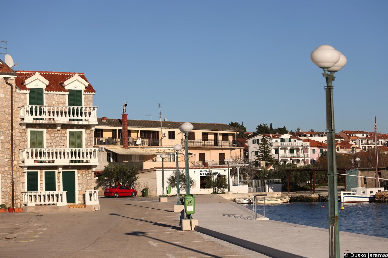 Pirovac: Malo dalmatinsko mjesto u Šibensko-kninskoj županiji