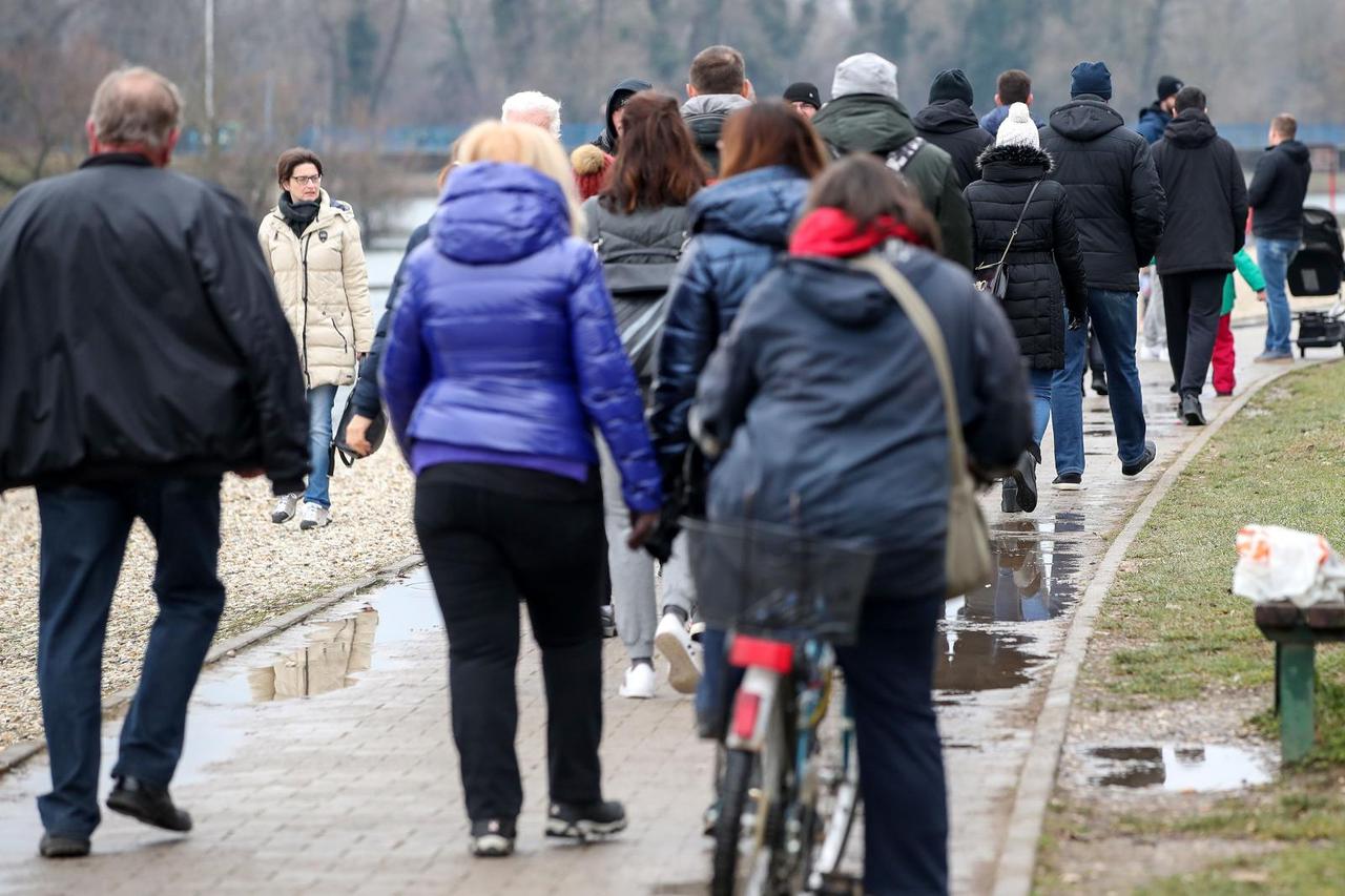 Zagreb: Velik broj građana nedjelju proveo na Jarunu