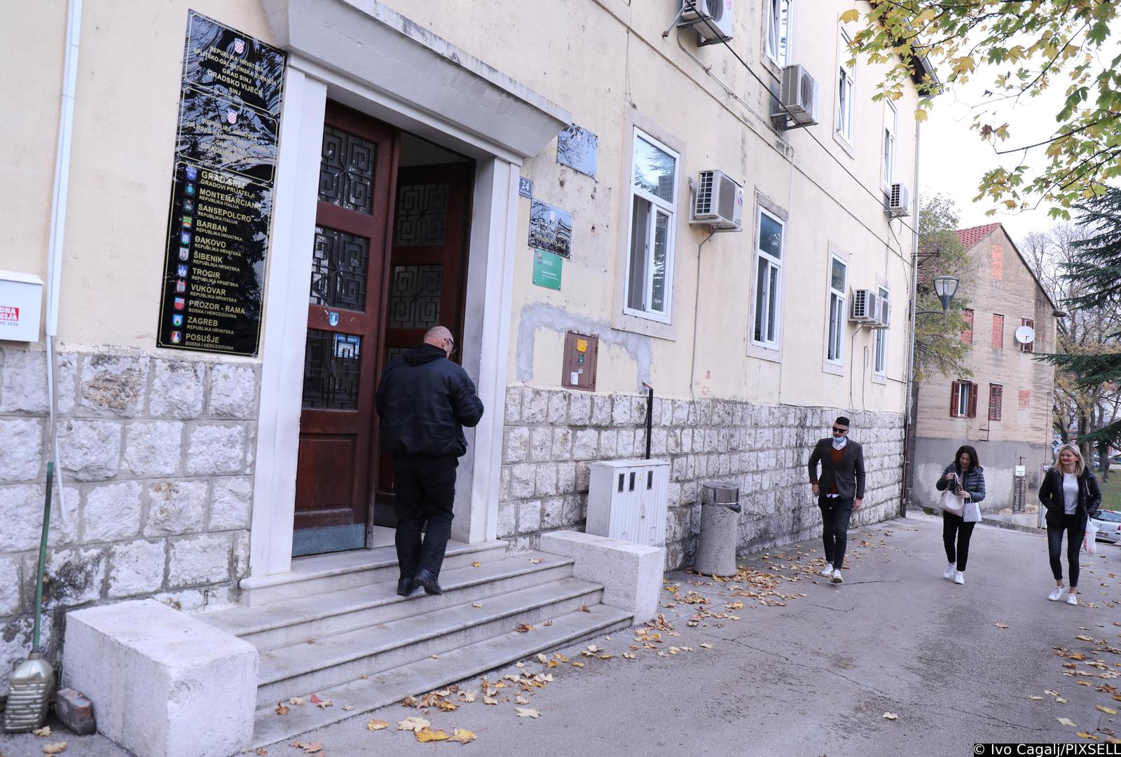 16.11.2021., Sin j- Djelatnici i korisnici sinjske gradske uorave jutros bez poteskoca ulaze u zgradu nakon uvodjenj novih a covid mjera.  