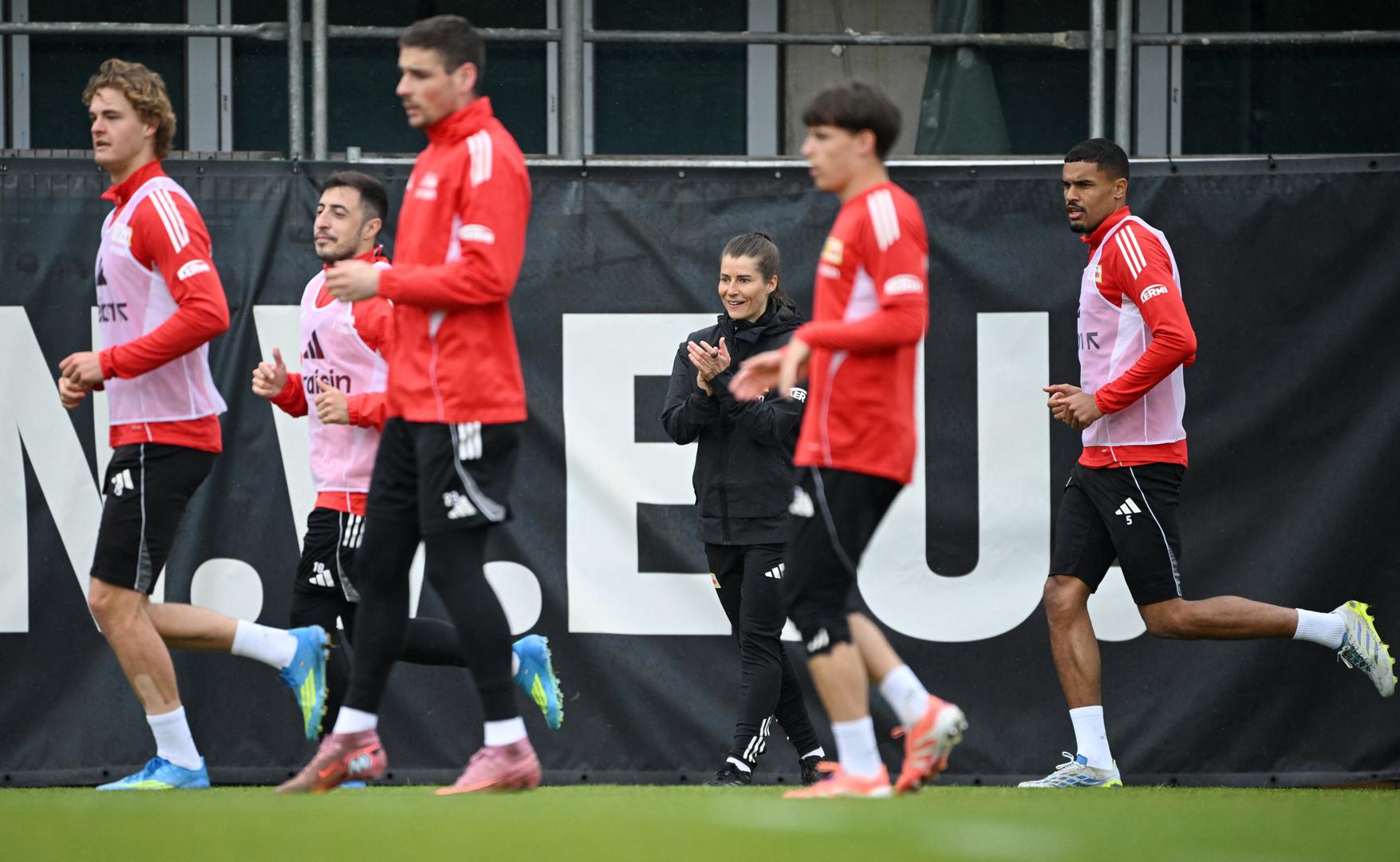 Trening je bio zatvoren za gledatelje, ali mu je nazočilo oko 40 njemačkih i međunarodnih predstavnika medija. Prisutan je bio i predsjednik kluba Dirk Zingler.

Ova 34-godišnja Njemica je tijekom prvih pola sata uglavnom promatrala vježbe koje su igrači radili, a aktivno se uključila kad su počeli uigravati formacije.