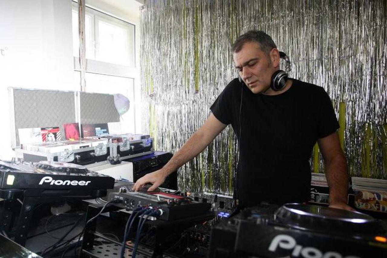 Božićni party u Pepermintu, glazbu puštao Emil Tedeschi