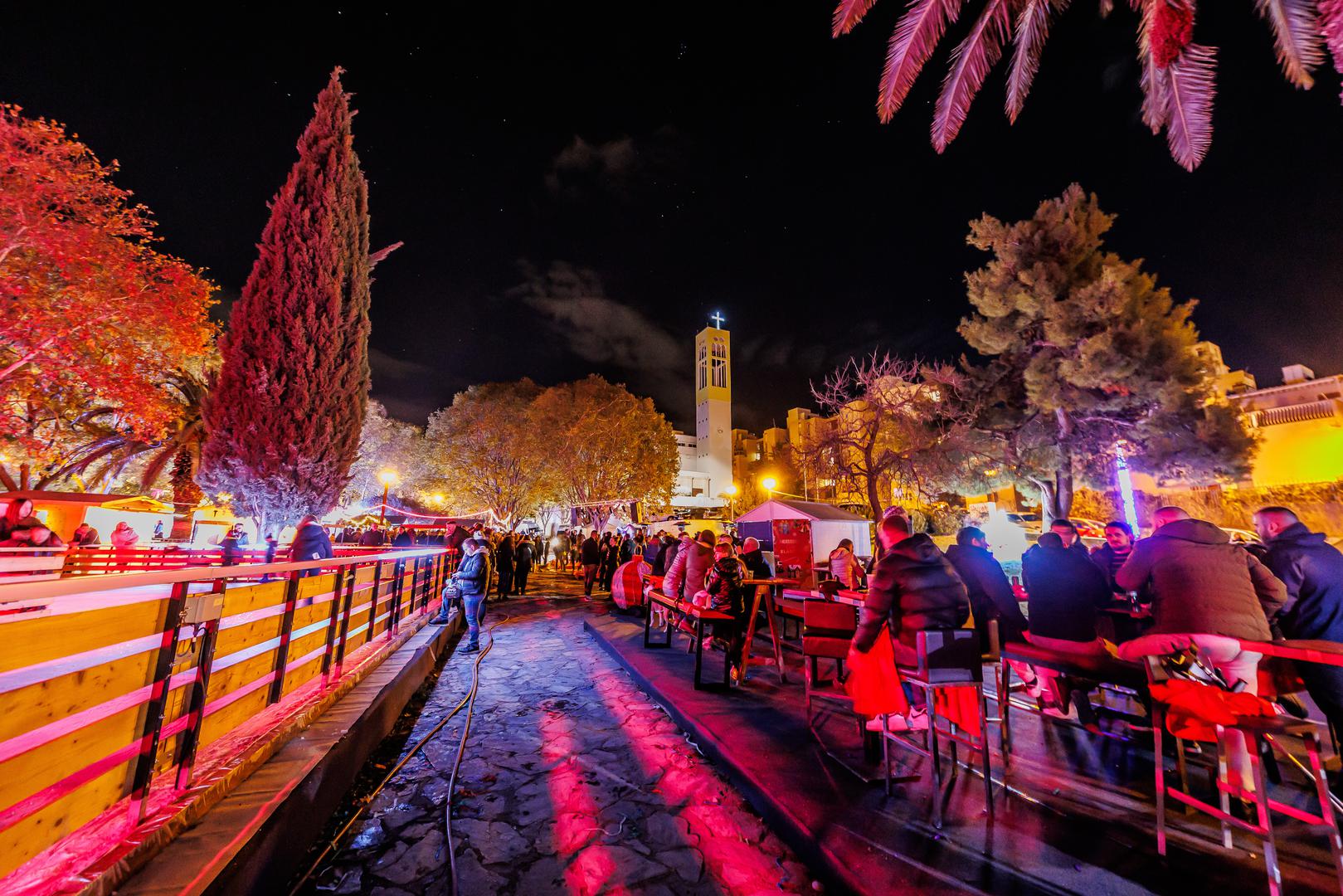 Jučer je službeno započeo advent, pa su se tako diljem Hrvatske okupili brojni građani na božićnim sajmovima i klizalištima. Mnogi su gradovi svečano upalili svoju blagdansku rasvjetu. 

