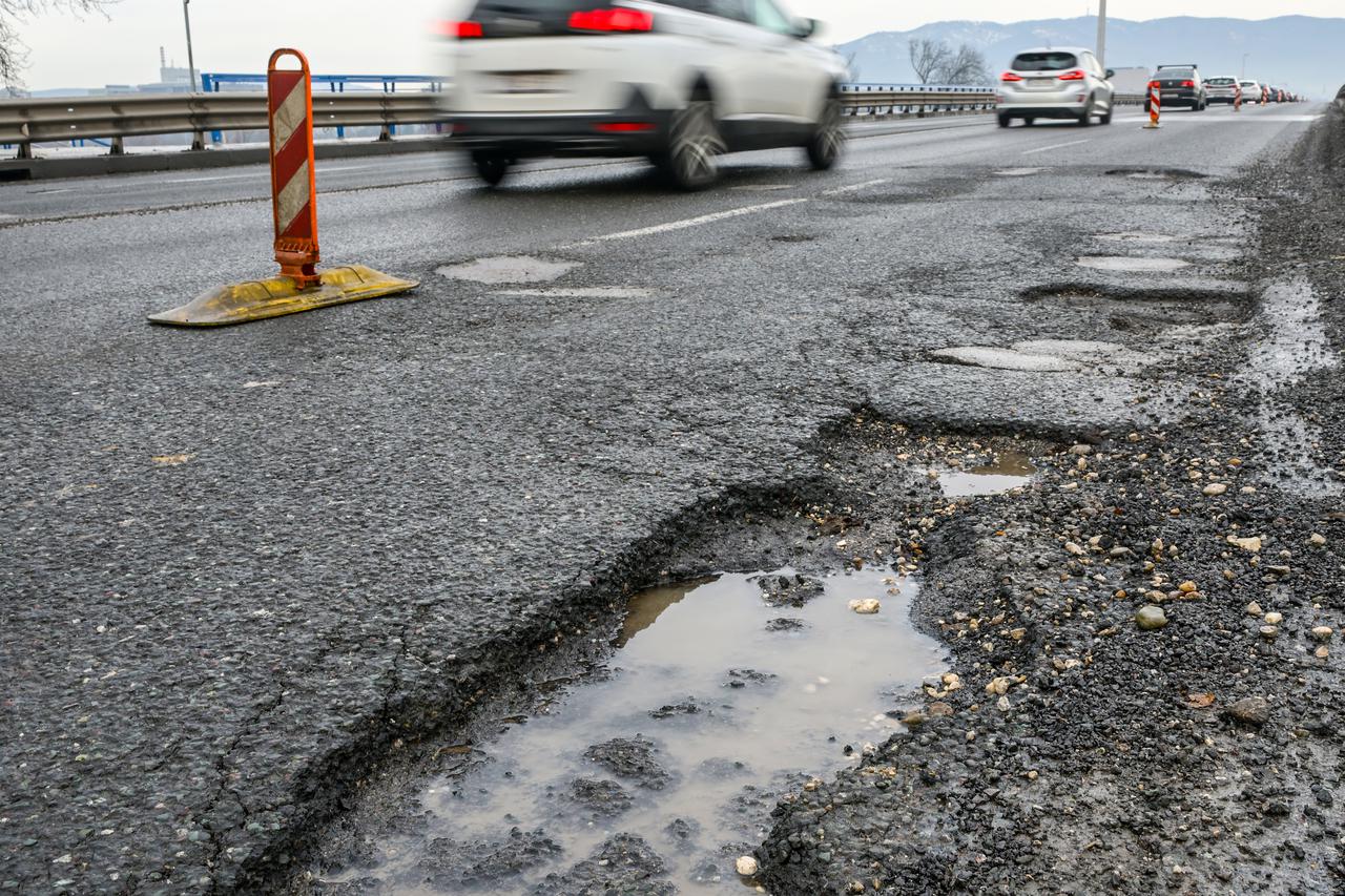 Zagreb: Započela hitna sanacija kolnika na Aveniji Većeslava Holjevca