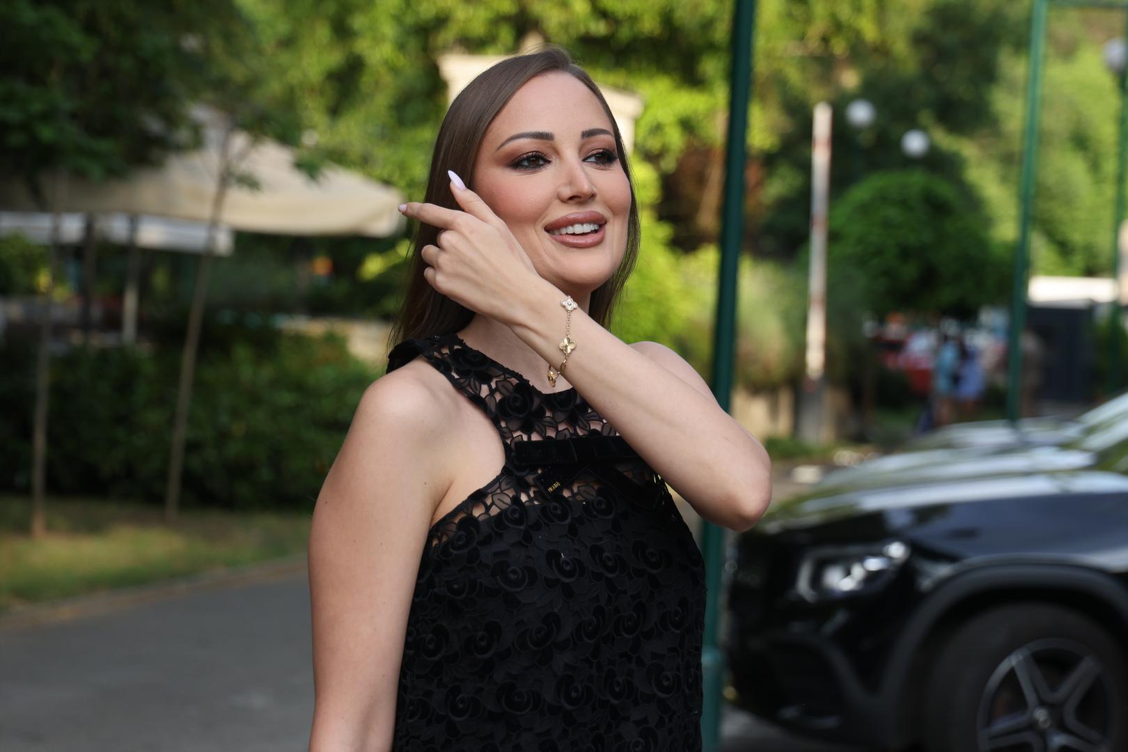 Iako se posljednjih mjeseci, nakon rođenja kćeri Arije, rjeđe pojavljuje na javnim događanjima jer je posvećena obitelji, svaki njezin izlazak u javnost izaziva golemu pozornost.