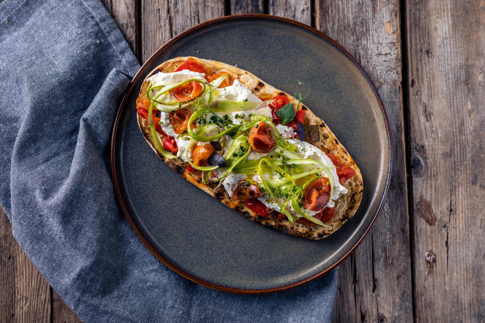 Burrata sa satarašom, svježim šparogama i konfitiranim chery rajčicama