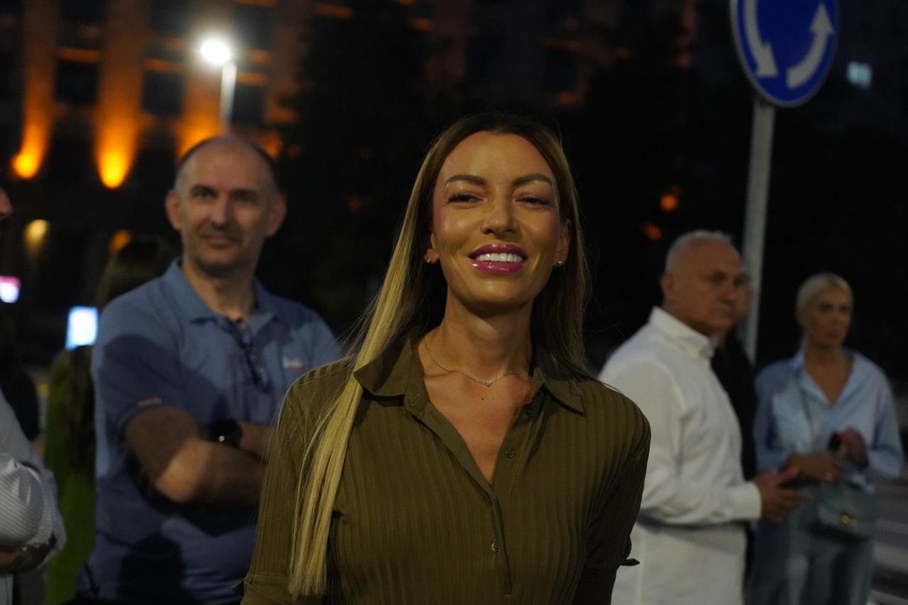 Beograd: Ministri Vlade Republike Srbije i članovi Srpske napredne stranke s građanima gledali prvu utakmicu play-offa Lige prvaka između Crvene zvezde i Pafosa