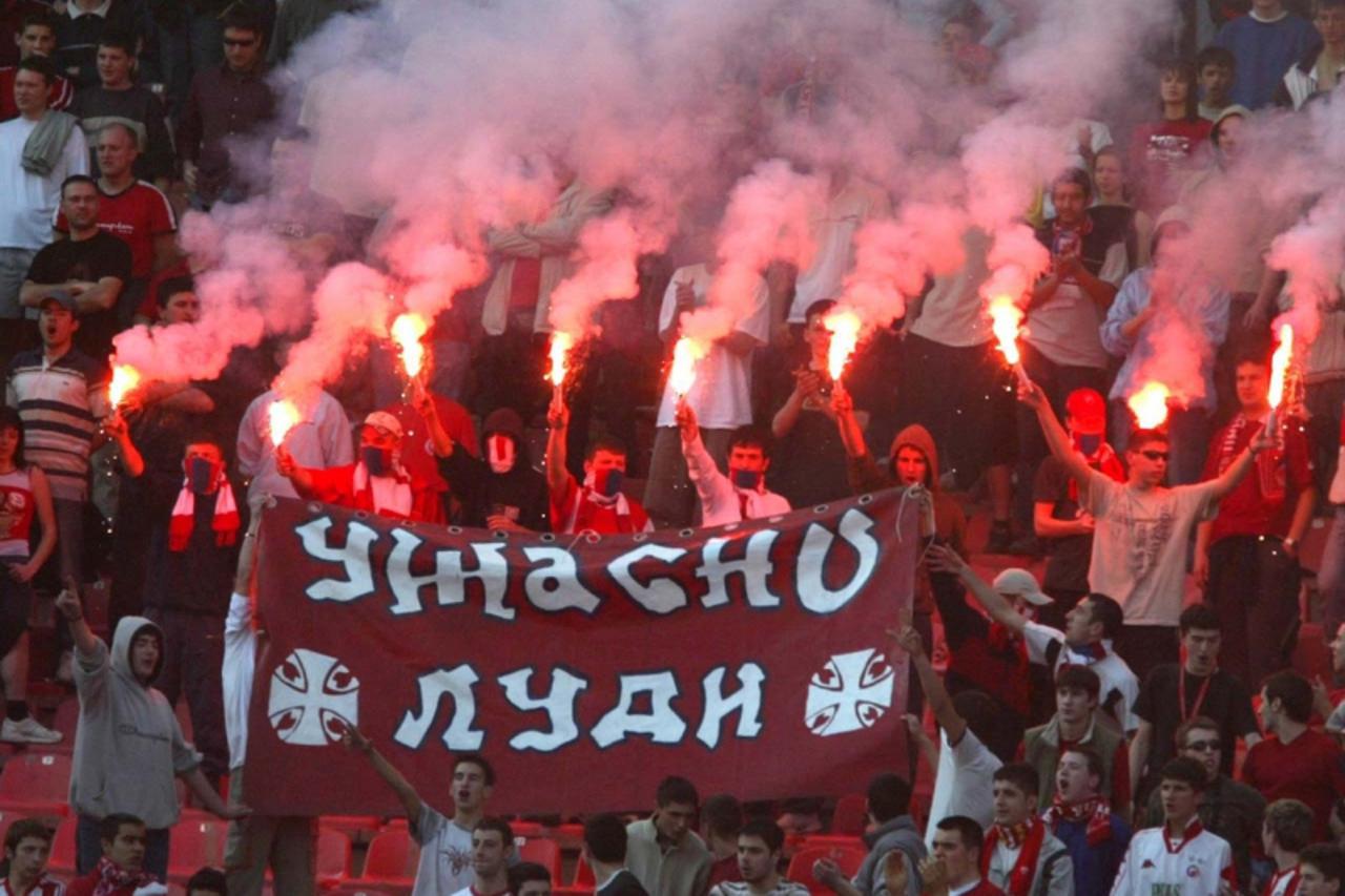 'Delije navijaci fudbalera Crvene zvezde na utakmici prvenstva Srbije  i Crne Gore protiv Zemuna na stadionu CZ 21.03.2004. godine Foto: stevanovic srdjan'