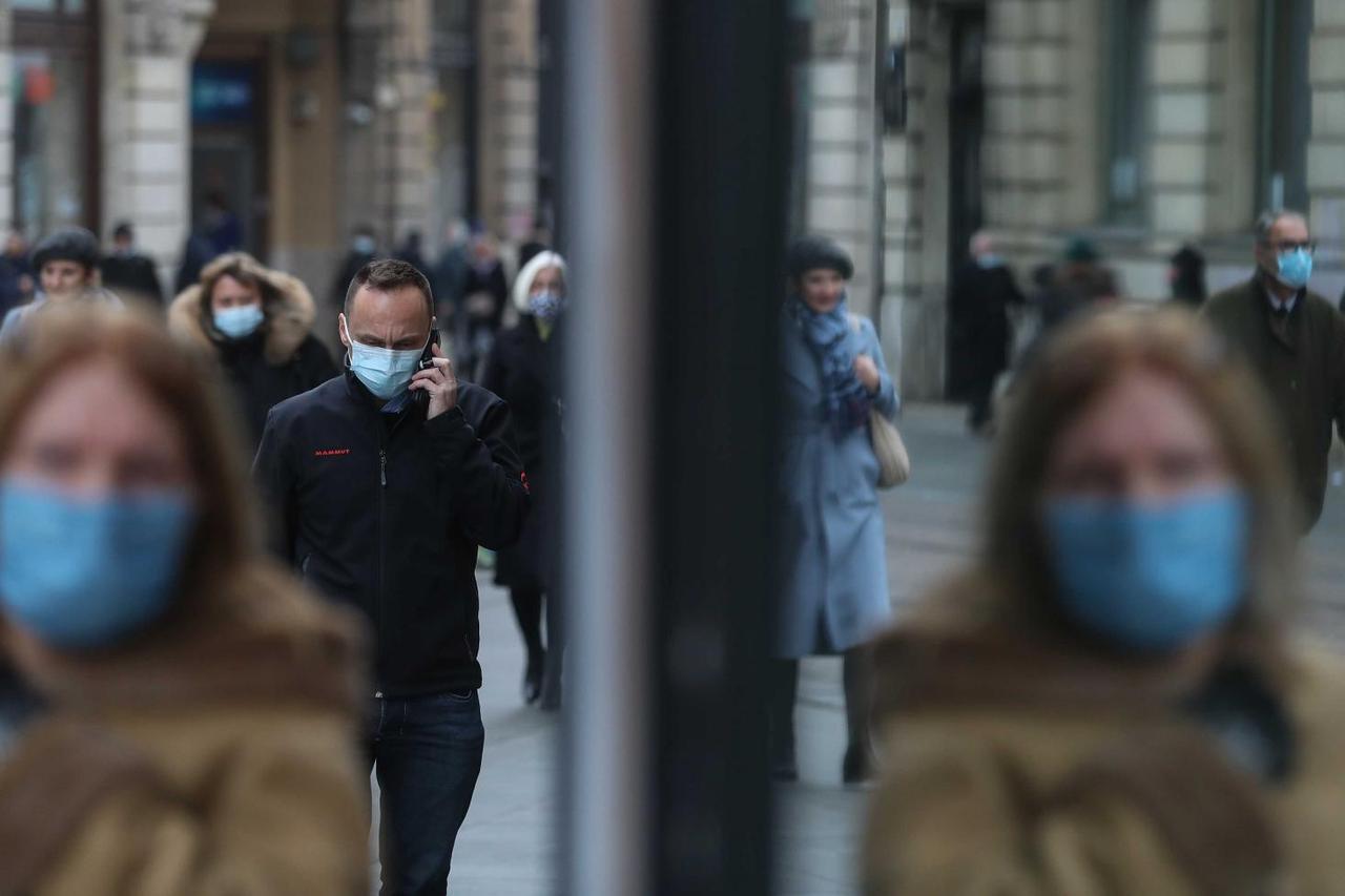 Zagreb: Većina građana, dok ne piju kavu na otvorenom, nose zaštitne maske za lice