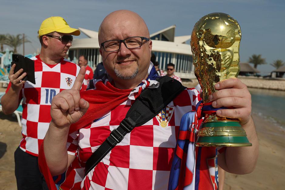 KATAR 2022 Doha: Navija?i zastavom dugom 200 metara došli dati podršku hrvatskim reprezentativcima
