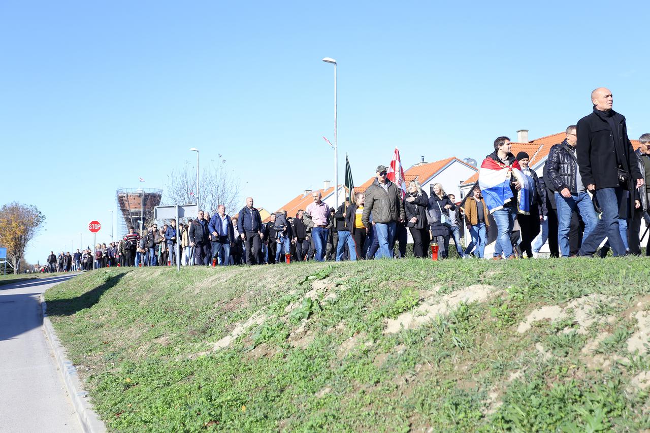 Vukovar: Križni put - Kolona sjećanja na putu prema Memorijalnom groblju
