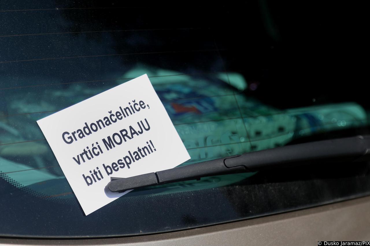 Šibenik: Poruke na parkiranim autima "Gradonačelniče, vrtići moraju biti besplatni"