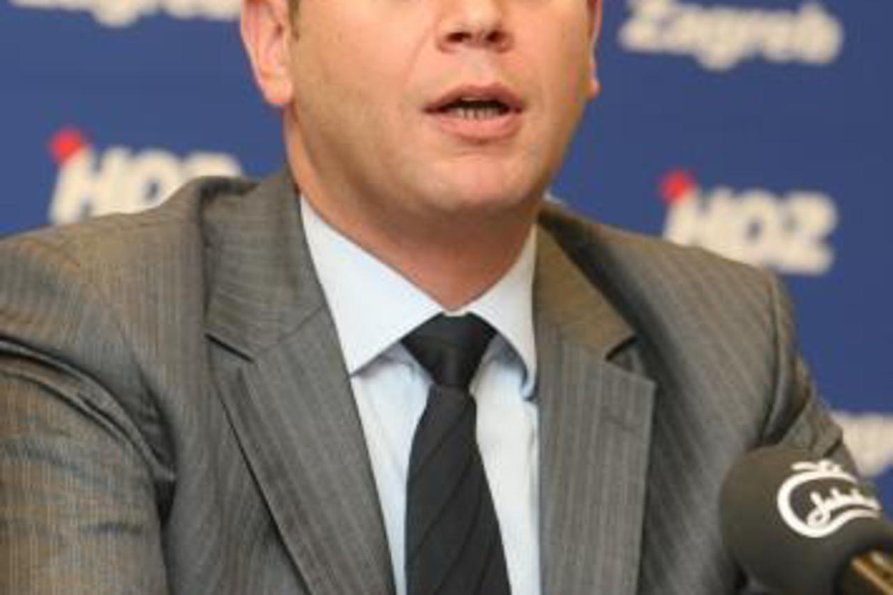 '24.11.2010., Zagreb - Konferencija za medije u sjedistu zagrebacke organizacije HDZ-a. Jasen Mesic.  Photo: Petar Glebov/PIXSELL'