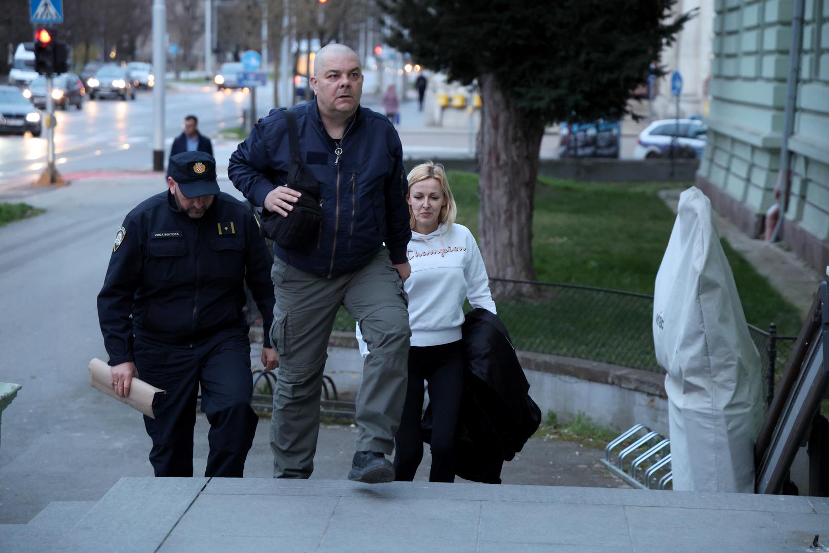 Odvjetnicu se tereti da je u dogovoru sa Soldom i 32-godišnjakom  uspostavljala kontakte s nepoznatim krijumčarima konoplje iz Zagreba te dogovarala nabavu najmanje 10 kilograma te droge radi daljnje preprodaje od drugih okrivljenika.