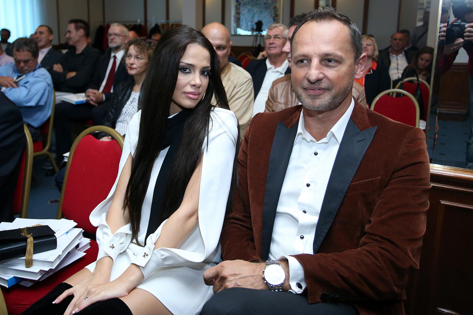 U bračnu luku uplovili su i Dragan Jurilj i 23 godine mlađi model, Splićanka Mia Franić, a za mjesto radnje odabrali su egzotični Marakeš.