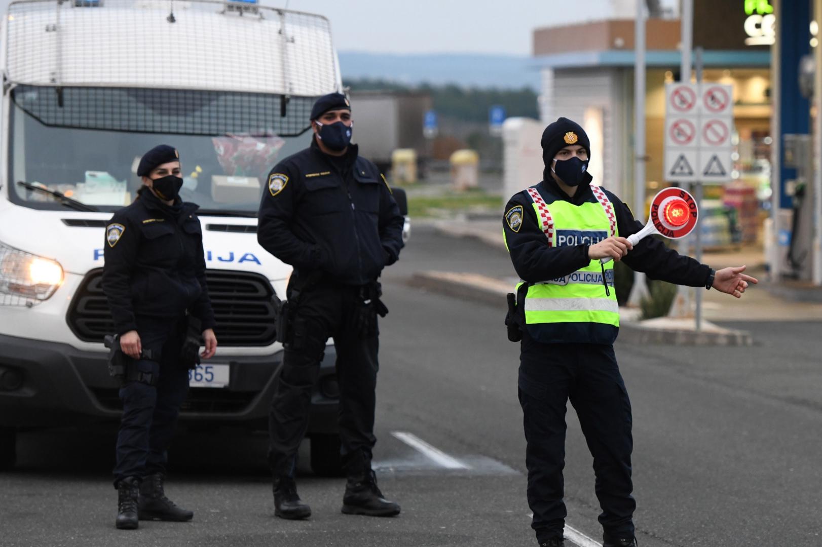 23.12.2020., Pirovac - Policijski sluzbenici Sibensko-kninske zupanije na punktovima kontroliraju provodjenje novim mjera izdanih od strane Stozera Civilne Zastite Republike Hrvatske. Kretanje medju zupanijama dozvoljeno je samo vozilima sa propusnicom. Photo: Hrvoje Jelavic/PIXSELL