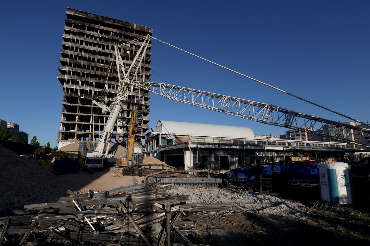 Zagreb: Iz preventivnih razloga spštena dizalica kod Vjesnika