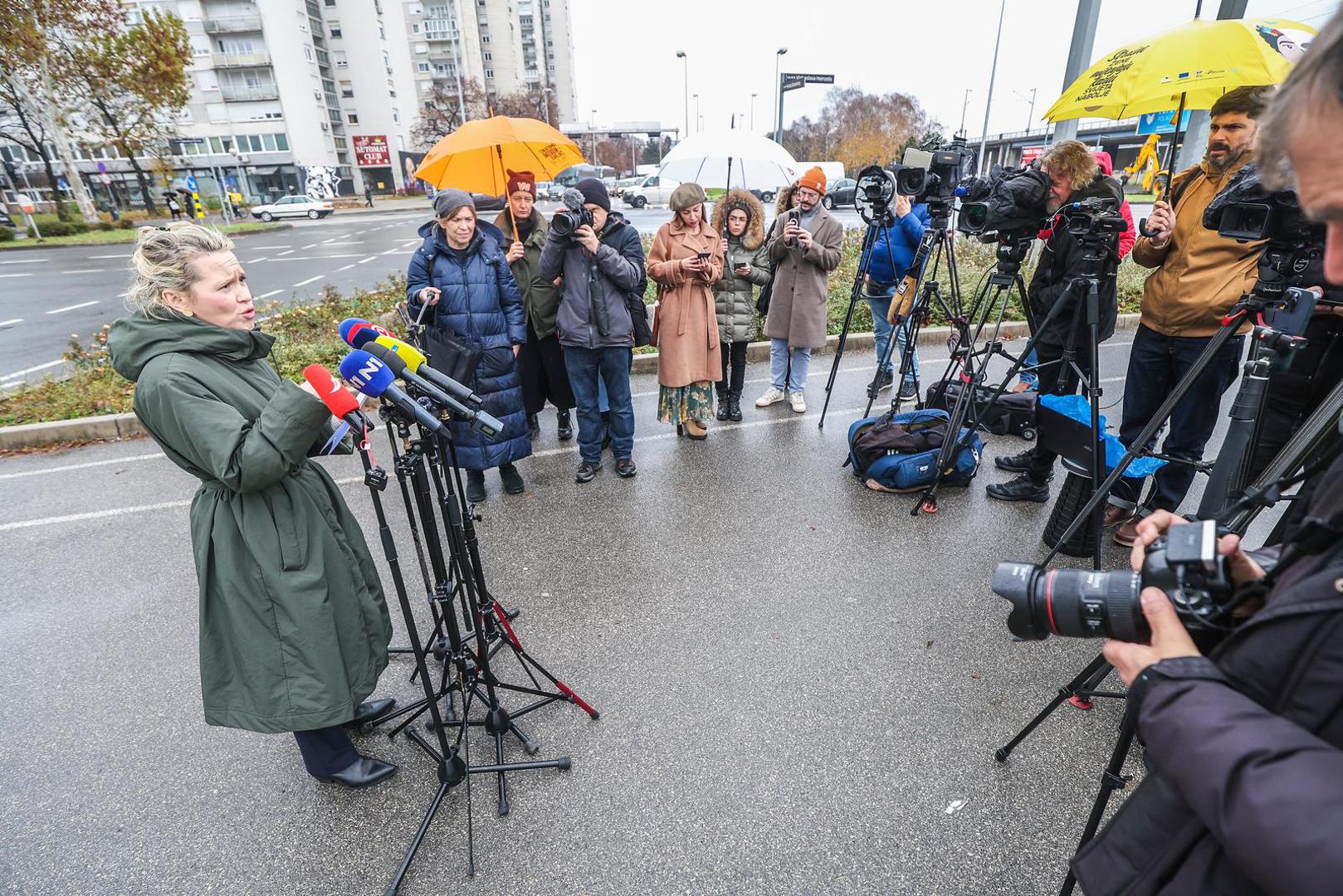 "Među dobitnicima je privatizacije zdravstva i Dragan Primorac koji je u 10 godina, od 2013. do 2023., od HZZO-a dobio 3,6 milijuna eura", istaknula je Kekin na konferenciji za novinare koju je na temu privatizacije zdravstva održala u ispred Primorčeve poliklinike Svete Katarine.  Ipak, najviše se pričalo o susretu njenog supruga Mile Kekina i Nikice Jelavića.  