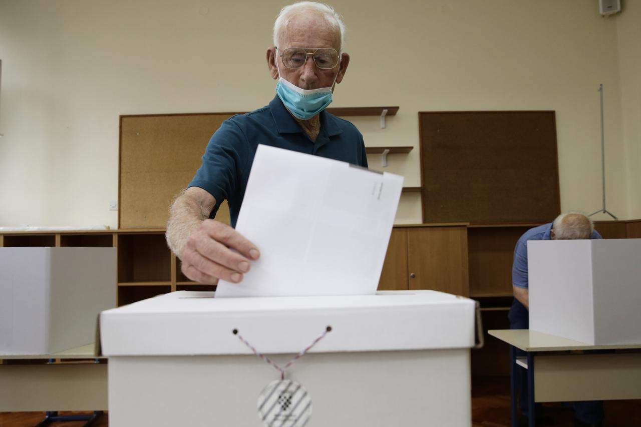 Gužva na otvorenju birališta u Mostaru  za Parlamentarne izbore u Republici Hrvatskoj