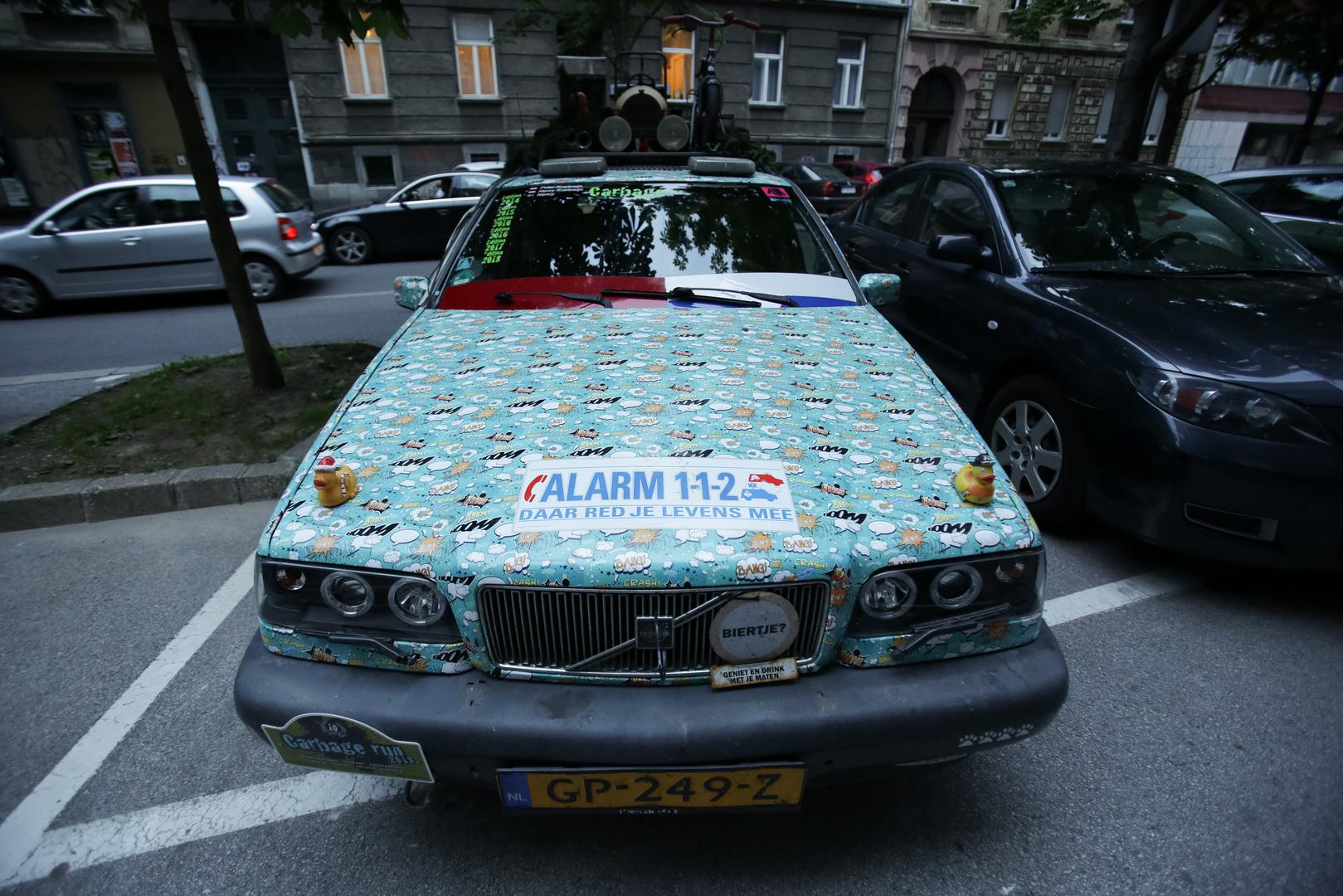 Skupina šarenih automobila nizozemskih tablica našla se danas u Deželićevoj ulici u Zagrebu.