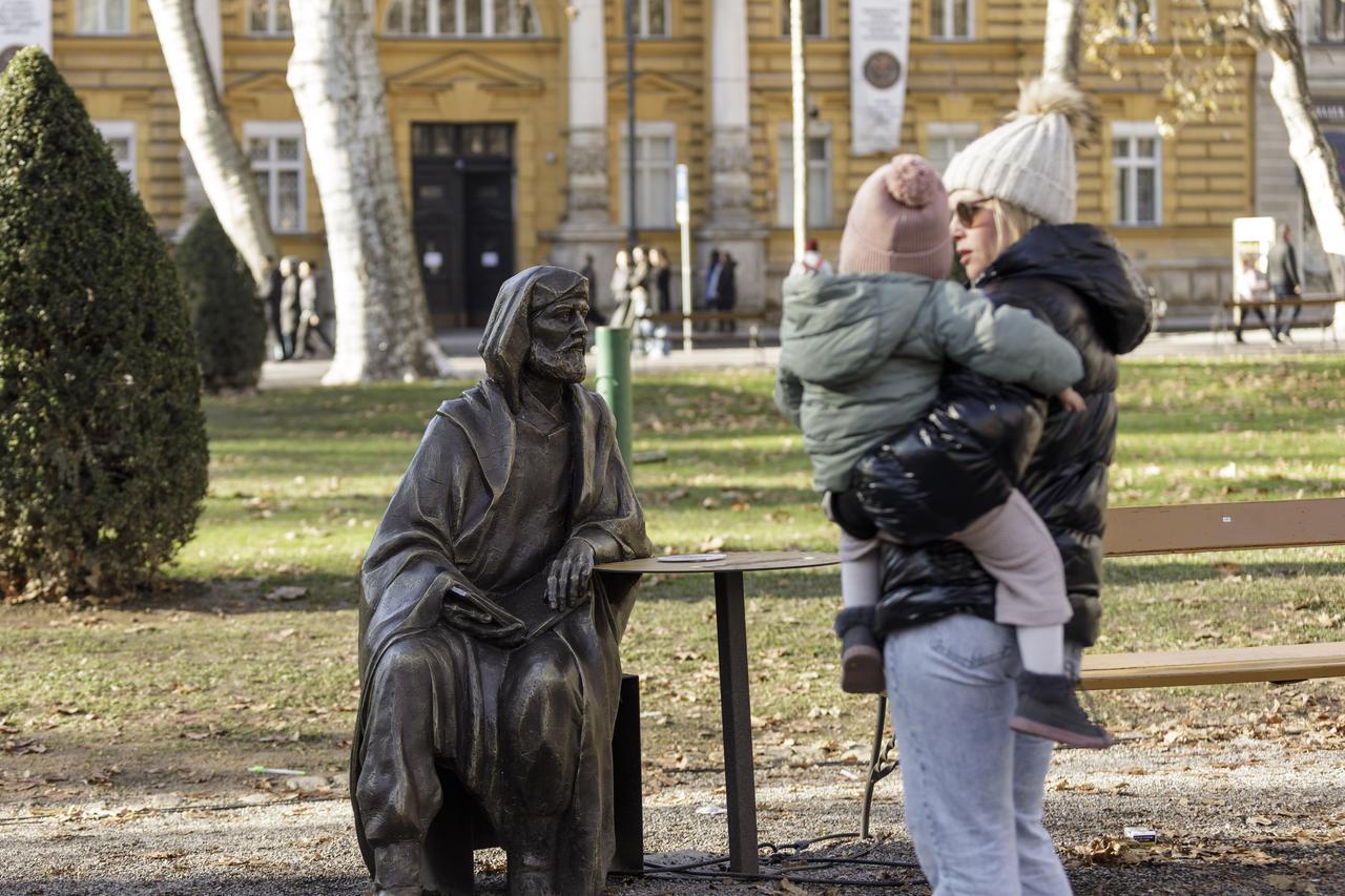 Zagreb: Poznate ličnosti na klupicama na Zrinjevcu