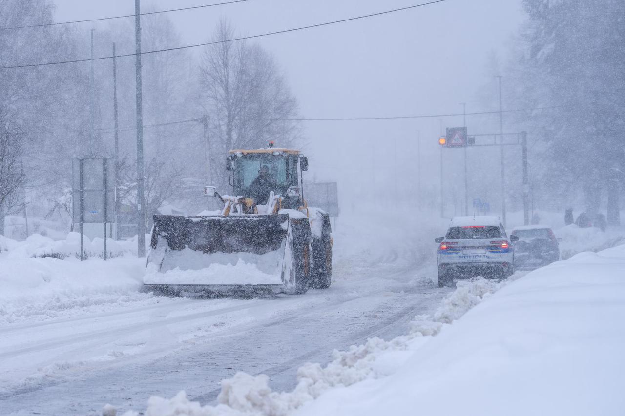 Korenica: Jako snježno nevrijeme stvorilo velike probleme u prometu