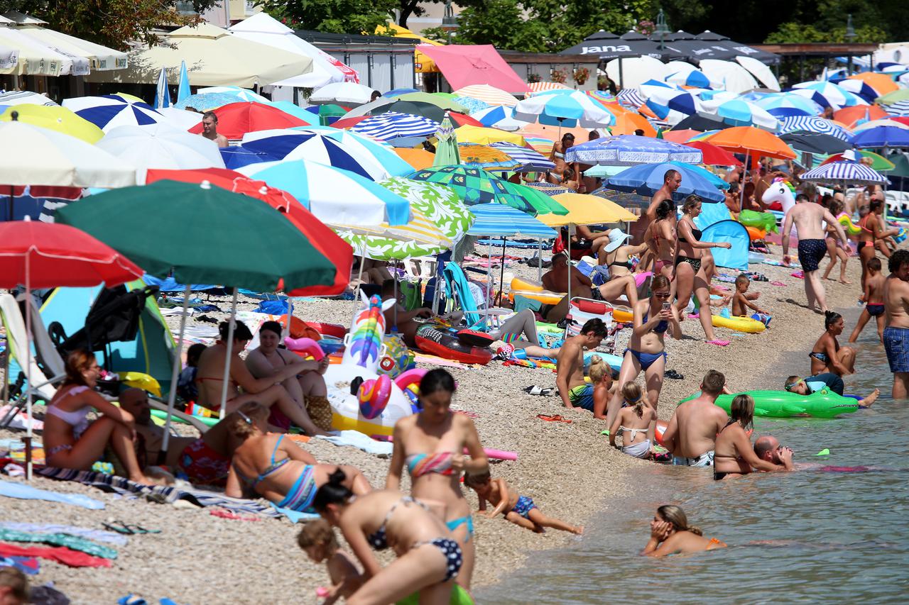 Mošćenička Draga: Spas od vrućina brojni turisti potražili na plaži