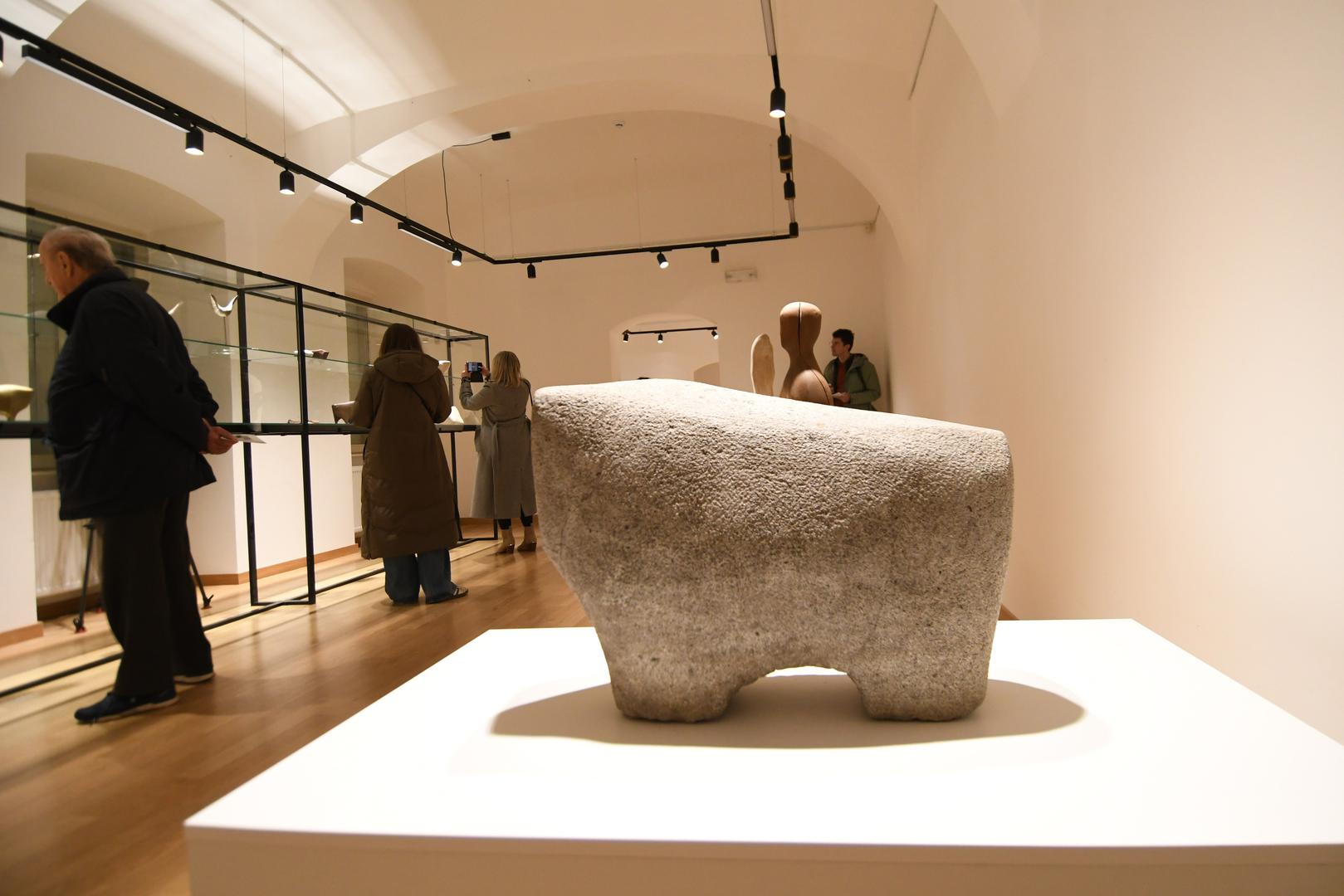 Postav se prostire na tri razine Muzeja i donosi pregled ključnih faza Bakićeva rada, s naglaskom na cikluse Svjetlonosne forme (1963–1968) i Razlistale forme (1958)