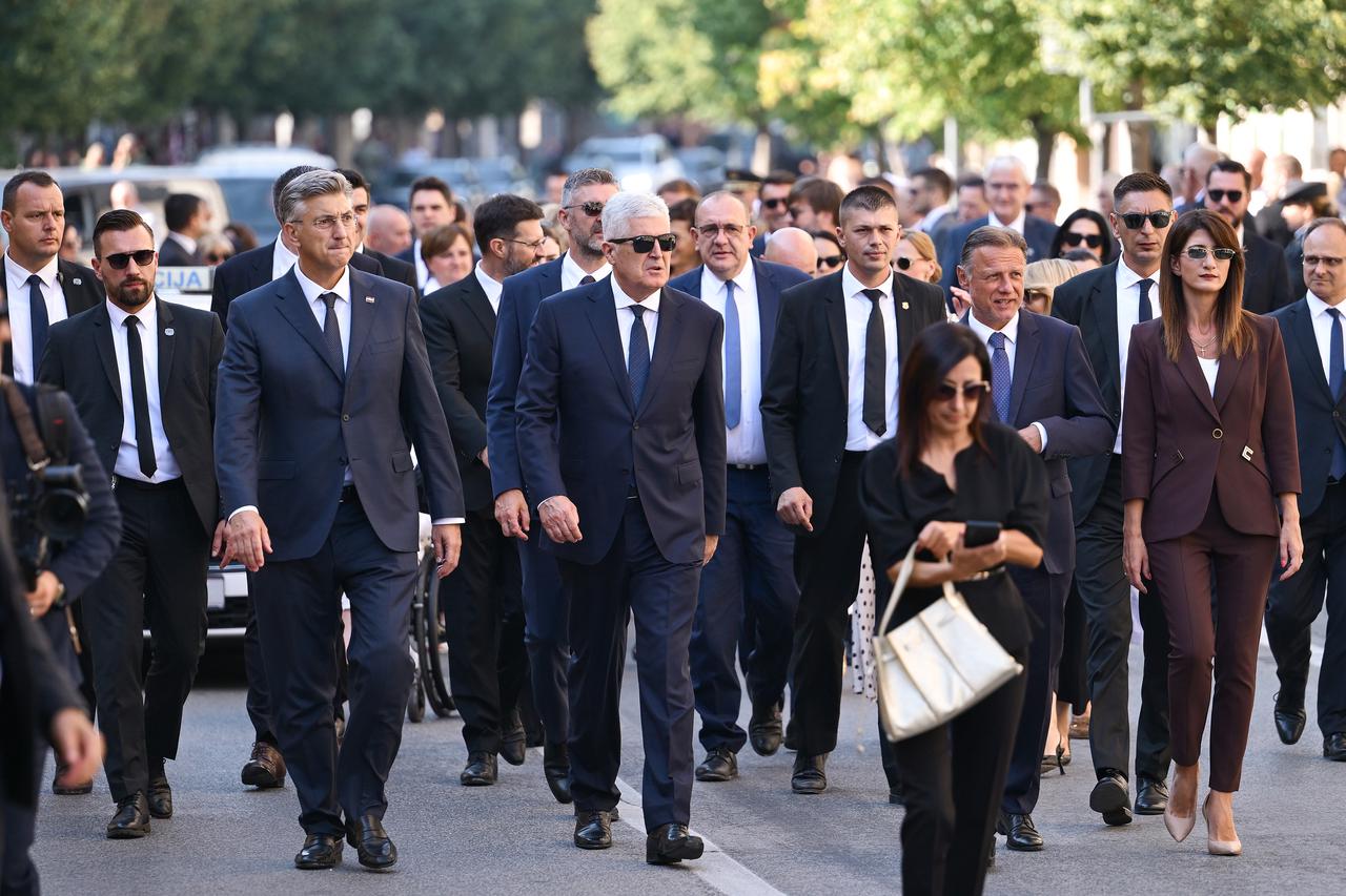 Knin: Državni vrh dolazi do trga gdje će položiti vijence u znak sjećanja na poginule, nestale i umrle hrvatske branitelje