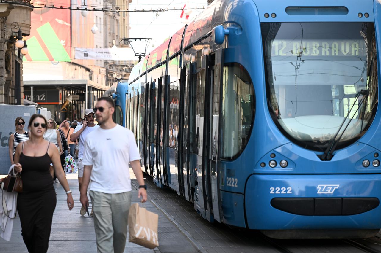 Zagreb: Pantograf zamalo pao s tramvaja