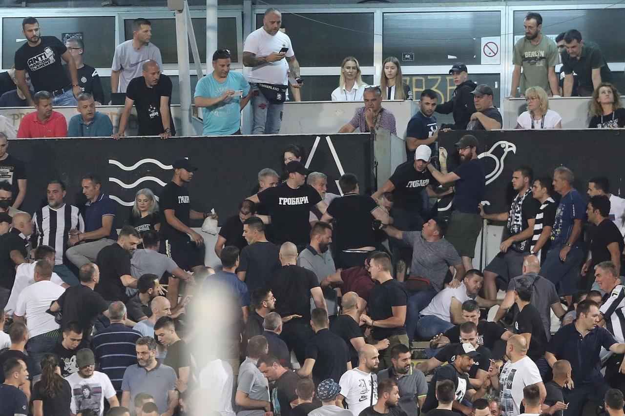 Partizan pobijedio Dunajsku Stredu, sukobili se navijači na istočnoj tribini