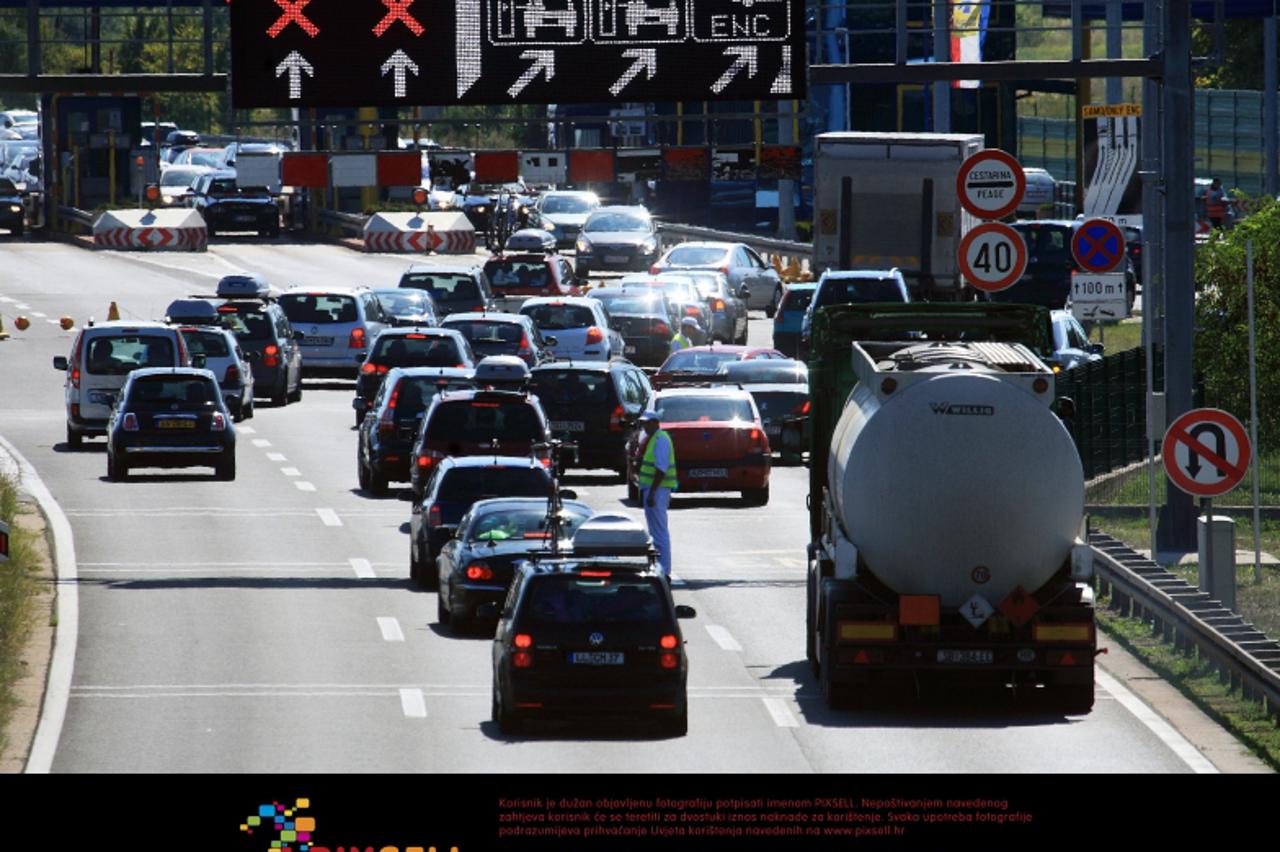 \'17.08.2011., Zagreb -  U popodnevnim satima na naplatnim kucicama Lucko i dalje je gust promet prema moru.  Photo: Zeljko Hladika/PIXSELL\'