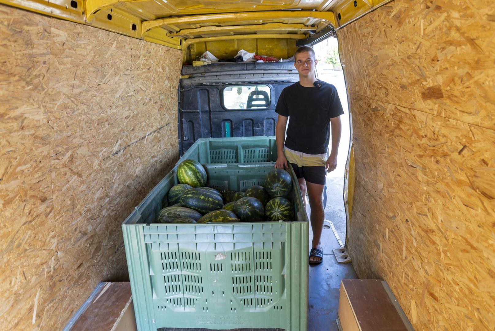 Tijekom sezone lubenica, Darko se može vidjeti na štandu u belomanastirskoj Osječkoj ulici, gdje prodaje lubenice, dinje, rajčice i paprike iz Poljoprivrednog obrta Tomašević. Radni dan mu često počinje već u četiri ujutro kada s obitelji prevozi robu, a završava tek nakon berbe i zalijevanja nasada na oko 15 jutara zemlje.
