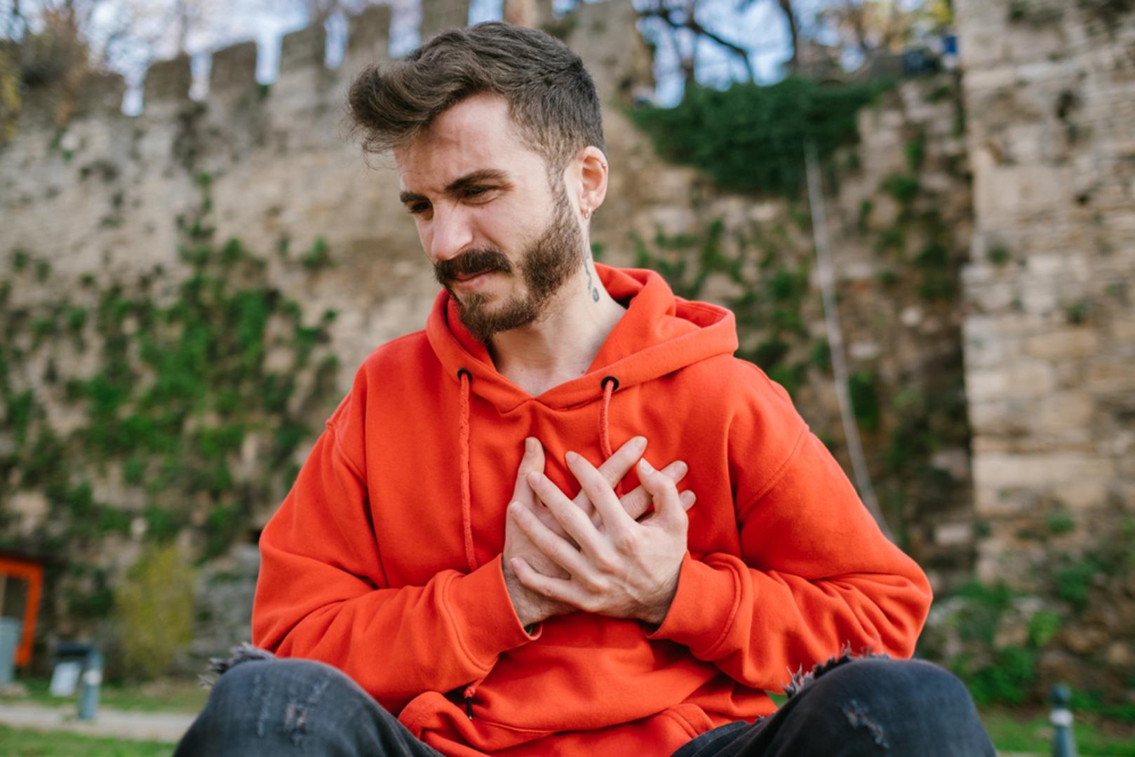 Fizički stres: Stres se vrlo često seli iz uma u tijelo, pa se mogu pojaviti glavobolje, vrtoglavica, napetost mišića te bolovi u vratu, ramenima ili leđima. Neki ljudi stišću čeljust ili škripe zubima, osjećaju ubrzano lupanje srca, težinu u prsima, umor, nedostatak zraka ili probavne probleme. Dugotrajan stres može poremetiti i spavanje, smanjiti seksualnu želju te pridonijeti češćem razbolijevanju.