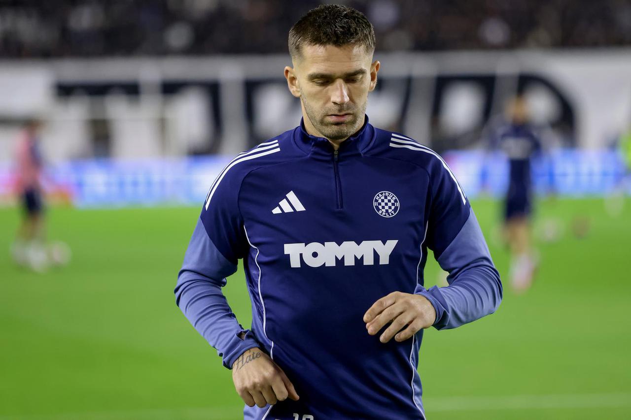 Zagrijavanje nogometaša uoči početka utakmice 13. kola SuperSport HNL-a između Hajduka i Osijeka