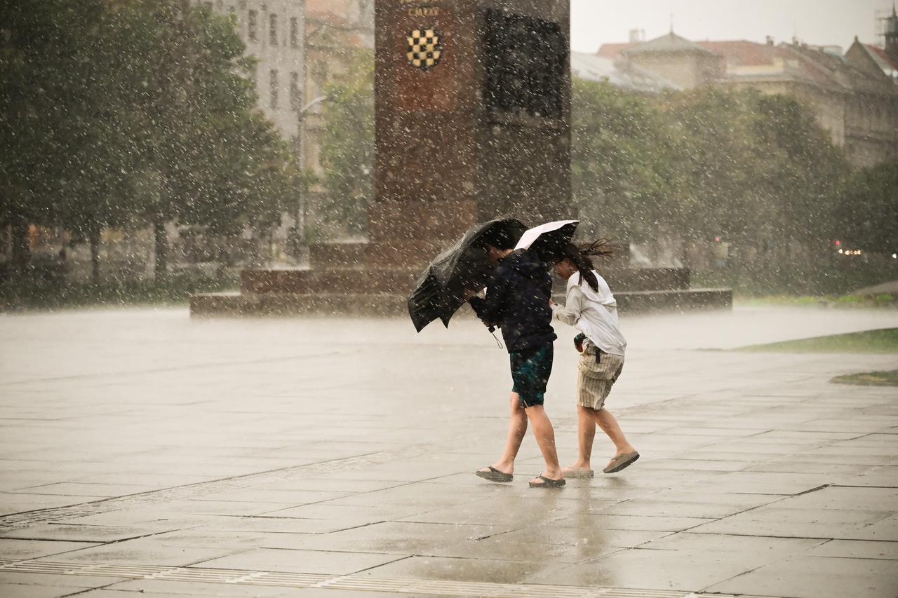 Najavljeno nevrijeme stiglo u Zagreb