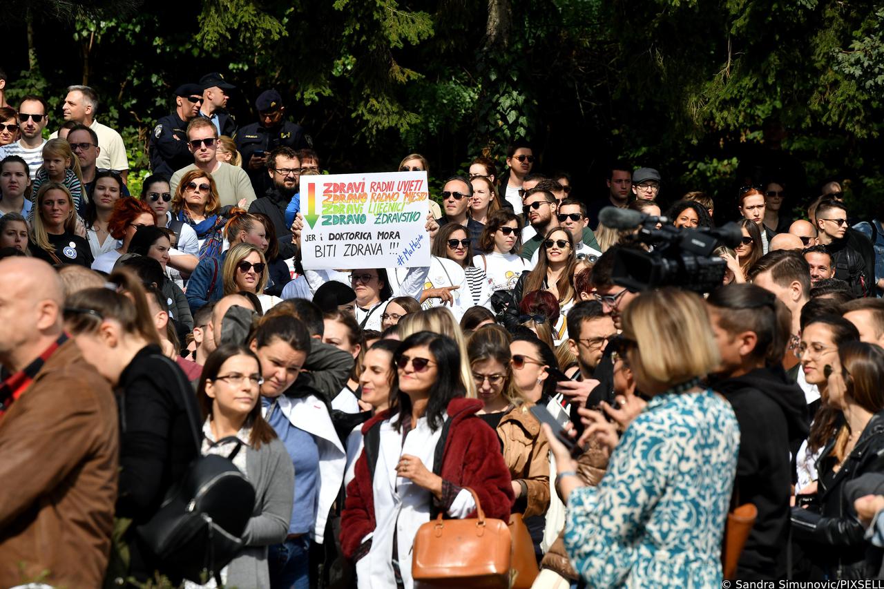 Zagreb: Inicijativa mladih liječnika Hrvatske organizirala prosvjed ispred Ministarstva zdravstva