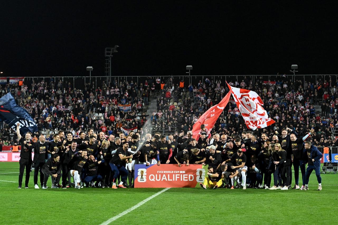 Slavlje nogometaša Hrvatske nakon pobjede nad Farskim otocima i plasmana na Svjetsko prvenstvo