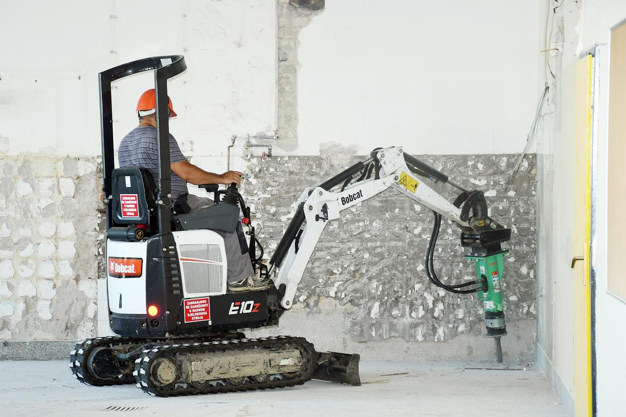 Sisak: Završeni su radovi na obnovi sportske dvorane OŠ Viktorovac, školu je posjetila gradonačelnica 