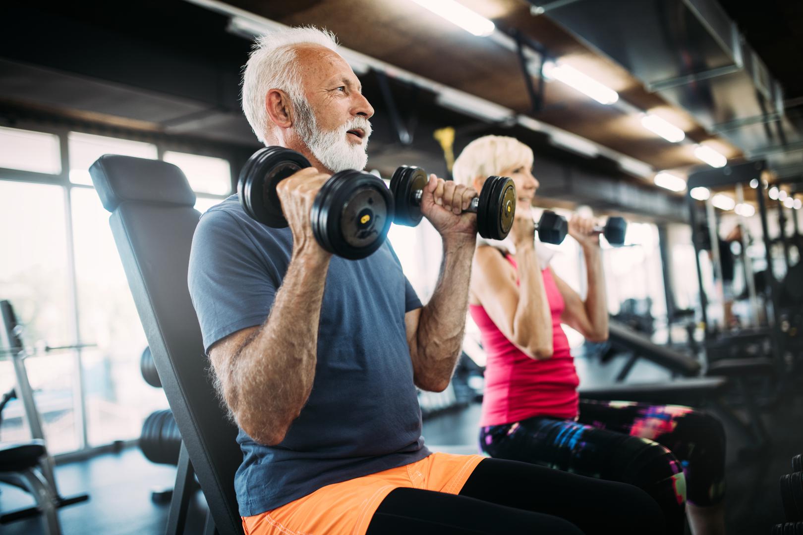 Dob: Možda ne mora nužno biti iznenađujuće, ili pravedno, ali kako starimo, postaje sve teže smršaviti. "Što ste stariji, to manje mišićne mase imate na tijelu", kaže Karla Robinson, dr. med., medicinska urednica na GoodRx-u. "Manja mišićna masa može uzrokovati usporavanje metabolizma i zadržavanje masti." Jedan od načina za borbu protiv toga je uključivanje više treninga snage za "izgradnju i zadržavanje mišića", predlaže Robinson.