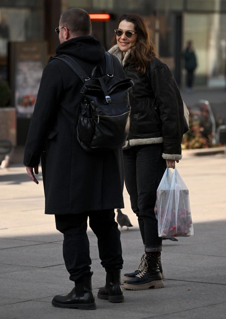 Unatoč protoku vremena, prolaznici je i dalje prepoznaju, a ona uz osmijeh otkriva kako joj ta stara slava ponekad donese i pokoju besplatnu mrkvu na tržnici.