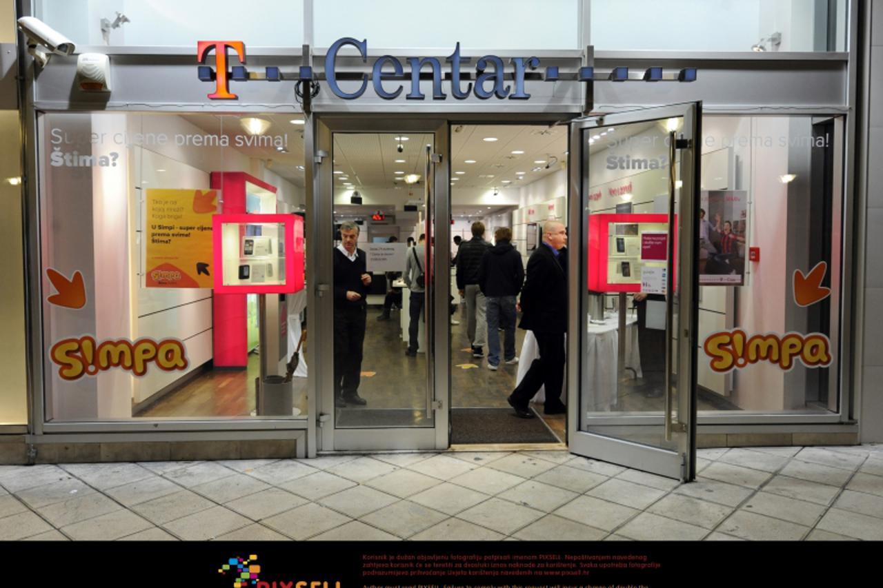 '24.11.2011., Split , Marmontova ulica - Tocno u ponoc pocela je prodaja Iphona 4s u T-COM centru u Marmontovoj u Splitu Photo: Tino Juric/PIXSELL'