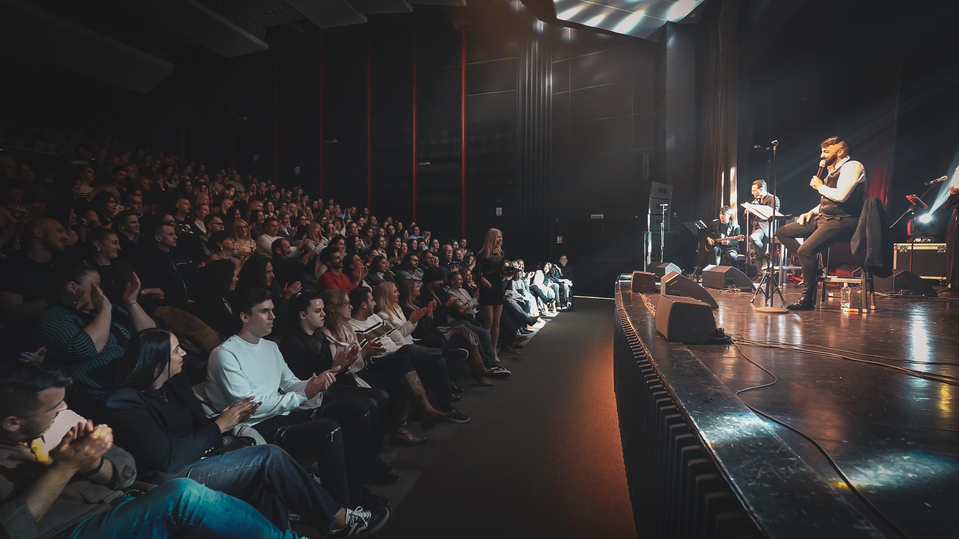 Uz Dušku Brčić Šušak i Kristiana Ordulja, frontmena grupe Boss, ponesene odličnom atmosferom s Teom su zapjevale i televizijska voditeljica HTV-a Uršula Tolj te voditeljica Radio Dalmacije Edita Lučić Jelić.