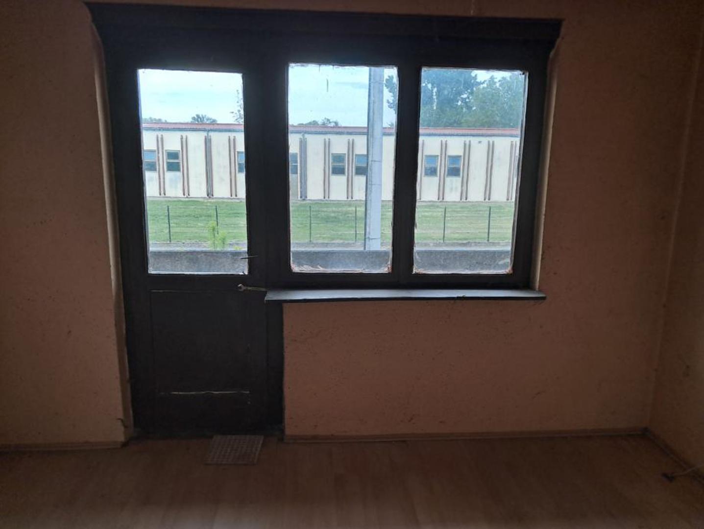 Stan stambene površine 60,00 m² prodaje se za 21.000 eura.

