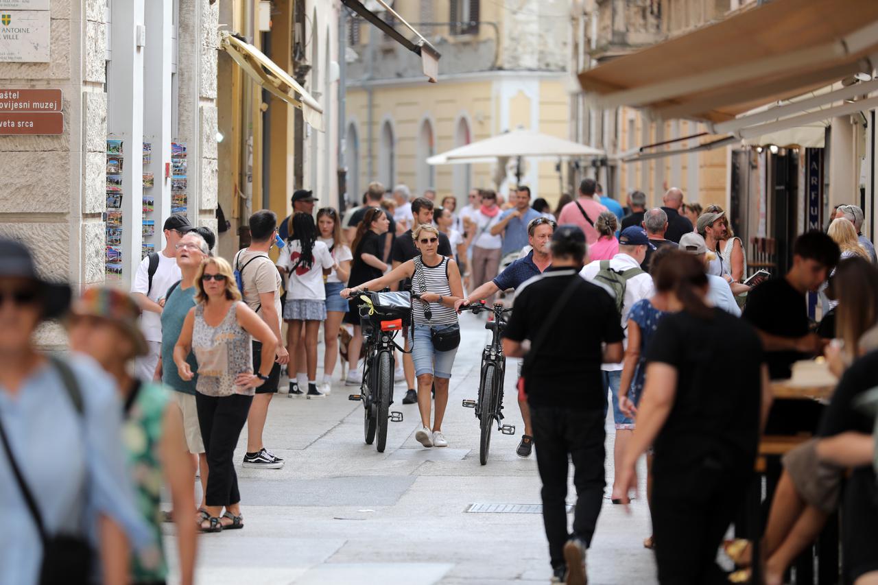 Turisti uživaju u Puli
