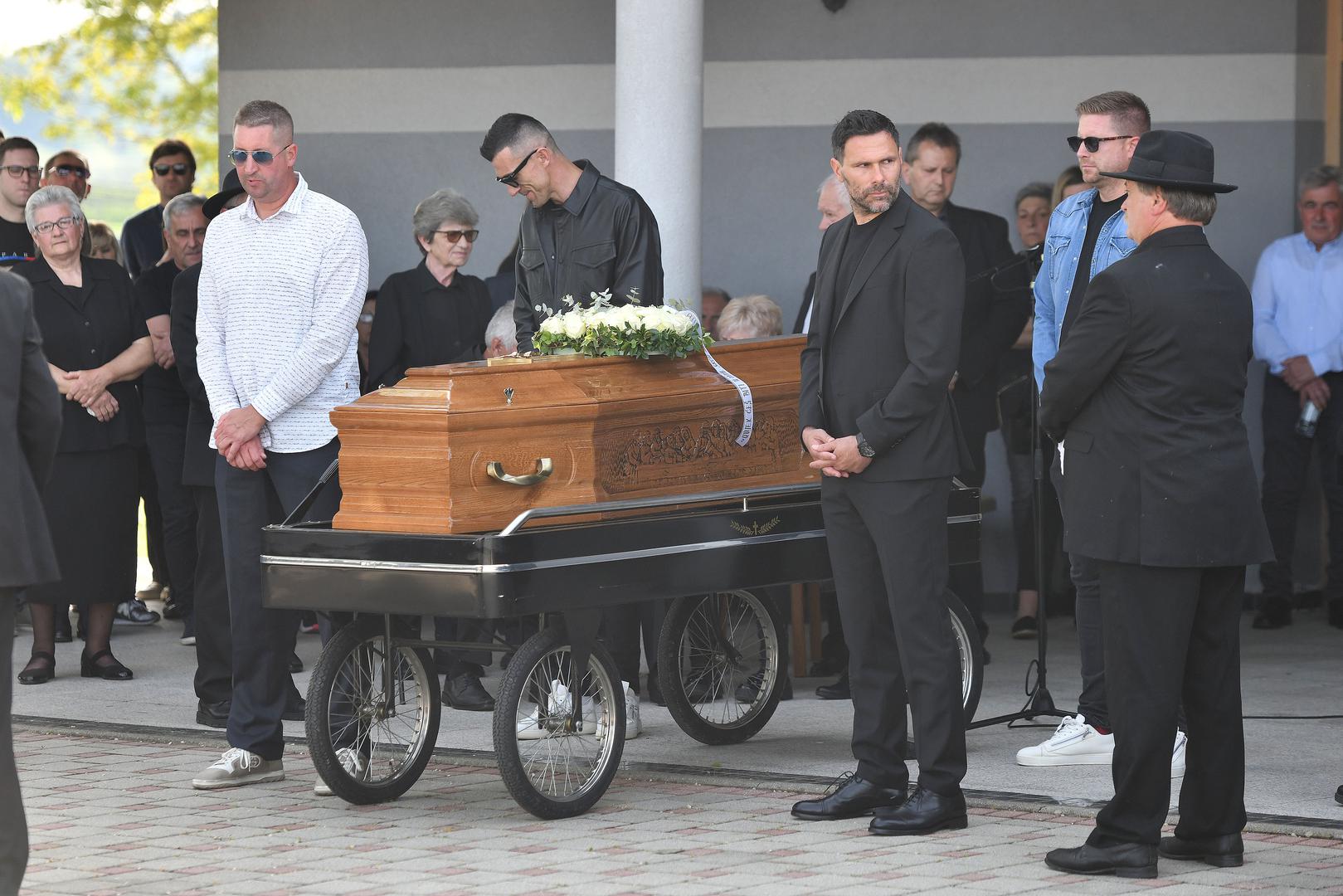 Pokrivač je tijekom svoje karijere nastupao za brojne velike klubove poput Dinama, Monaca i Rijeke. Prije desetak godina dijagnosticiran mu je Hodgkinov limfom.